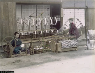 Filature de la soie au Japon, vers 1900 (photo colorisée à la main)